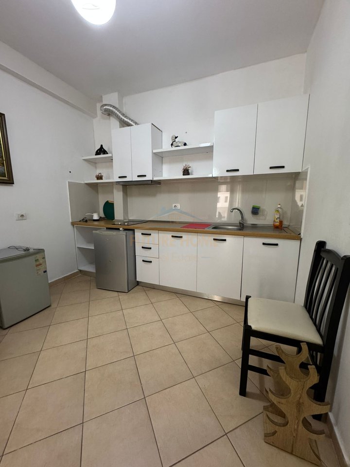 Shitet, Apartament 1+1, Rruga Petro Marko, Vlorë.