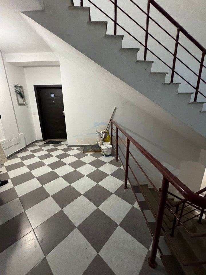 Shitet, Apartament 1+1, Rruga Petro Marko, Vlorë.