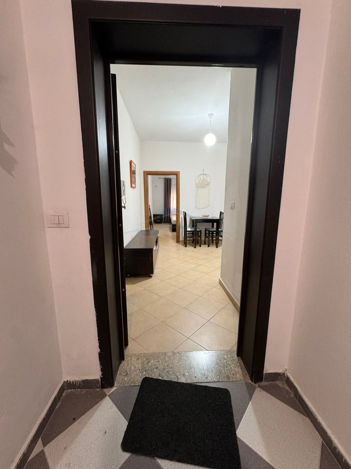 Shitet, Apartament 1+1, Rruga Petro Marko, Vlorë.