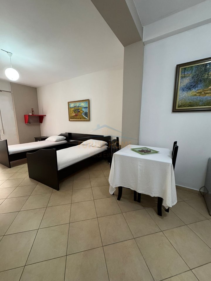 Shitet, Apartament 1+1, Rruga Petro Marko, Vlorë.