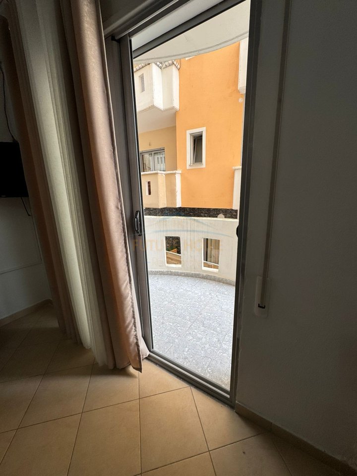 Shitet, Apartament 1+1, Rruga Petro Marko, Vlorë.