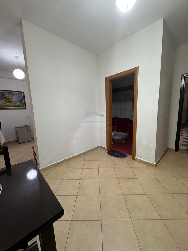 Shitet, Apartament 1+1, Rruga Petro Marko, Vlorë.