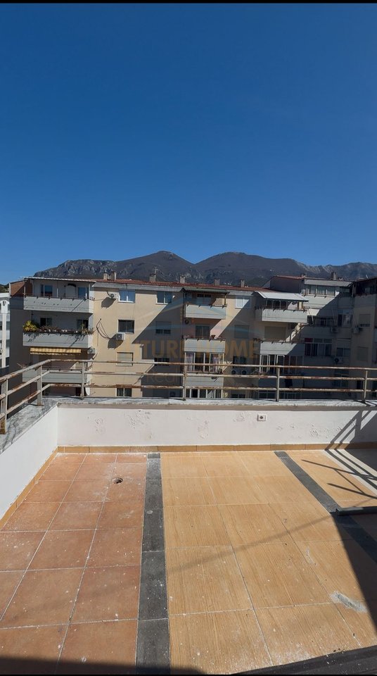 Shitet,Apartament 1+1+Verande, Rruga e Thesarit, Fresk