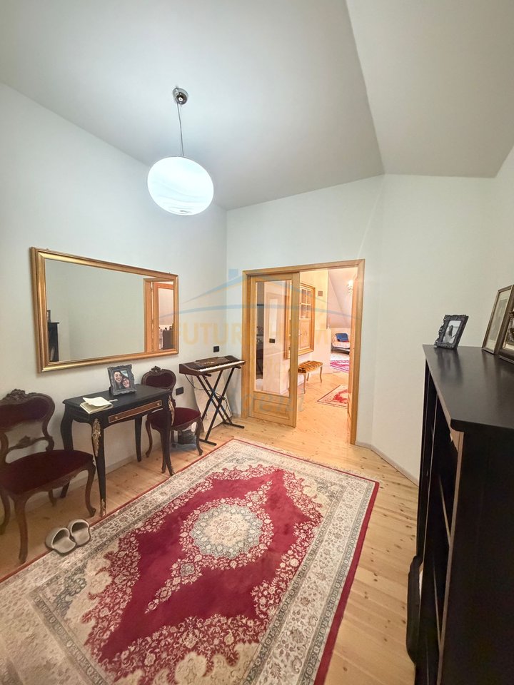 Shitet Apartament 2+1+2 , Komuna e Parisit