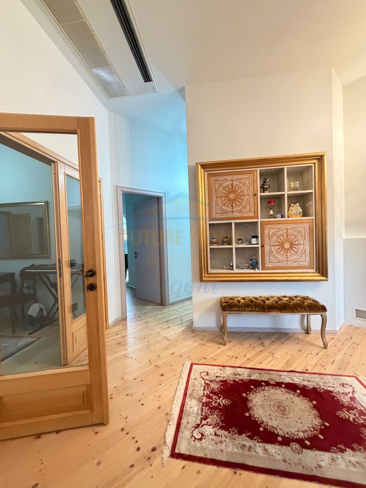 Shitet Apartament 2+1+2 , Komuna e Parisit