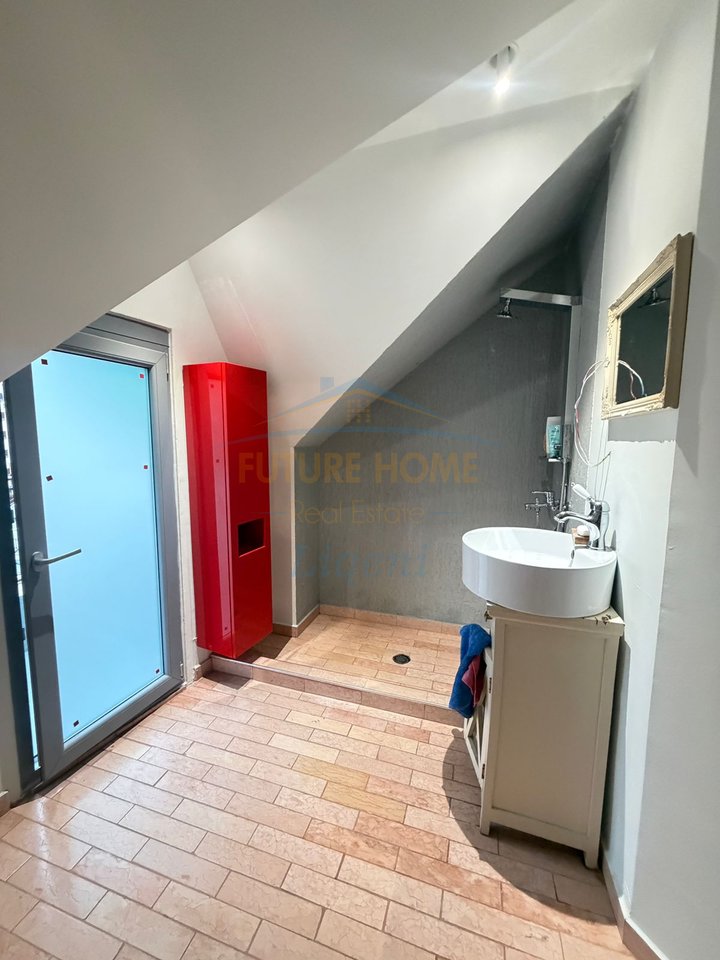 Shitet Apartament 2+1+2 , Komuna e Parisit