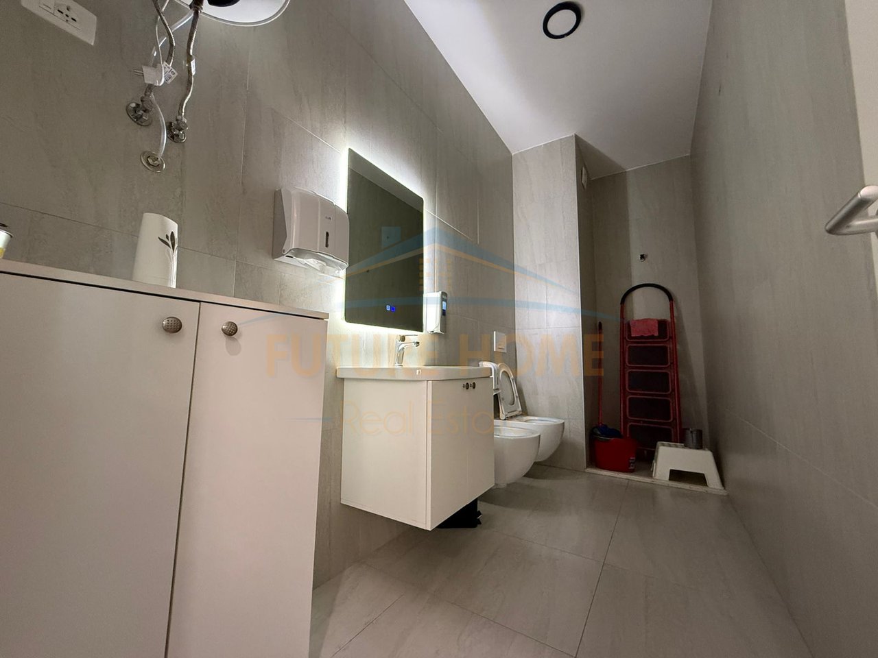 Shitet Ambient Biznesi + 3 Poste Parkimi, Kompleksi Mangalem , Tiranë .