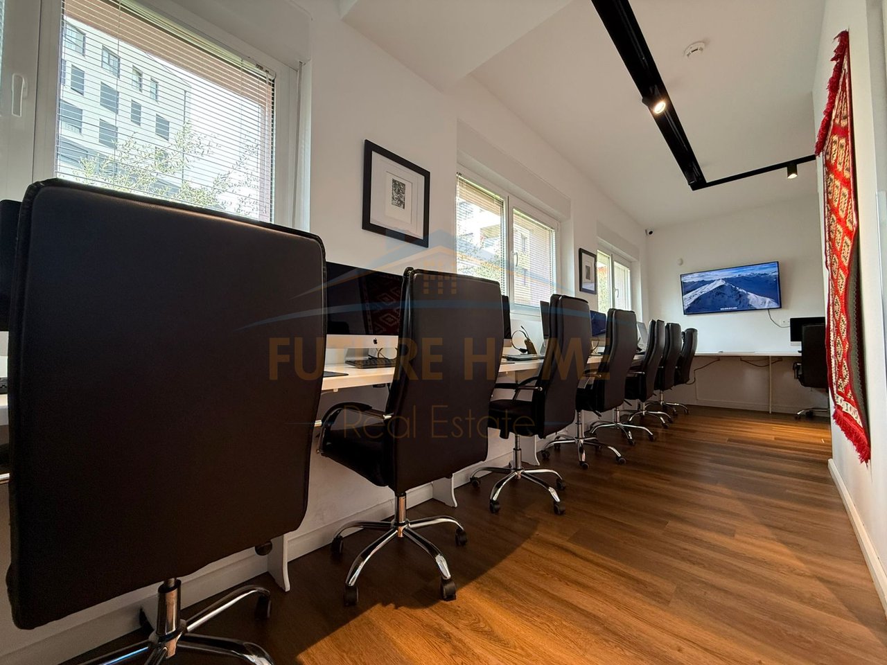 Shitet Ambient Biznesi + 3 Poste Parkimi, Kompleksi Mangalem , Tiranë .