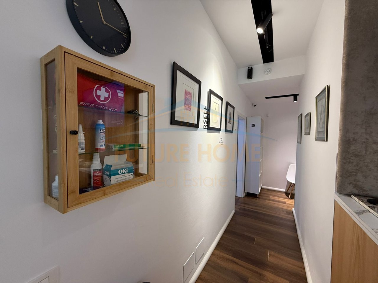 Shitet Ambient Biznesi + 3 Poste Parkimi, Kompleksi Mangalem , Tiranë .