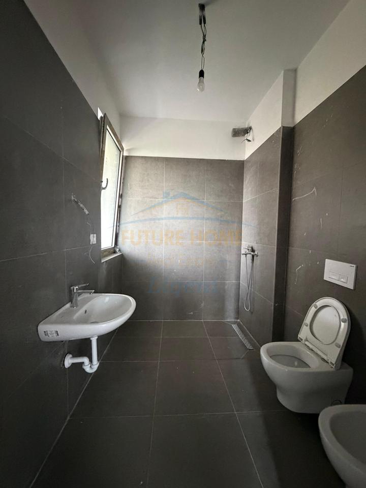 Qera, Vilë, Rezidenca Green Valley , Liqeni I Thatë, Tiranë.