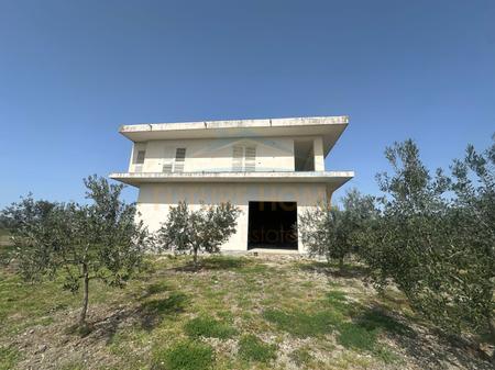 Shitet ,Vila ndodhet  në zonën e Xhafzotaj,Durres