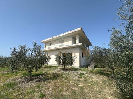 Shitet ,Vila ndodhet  në zonën e Xhafzotaj,Durres