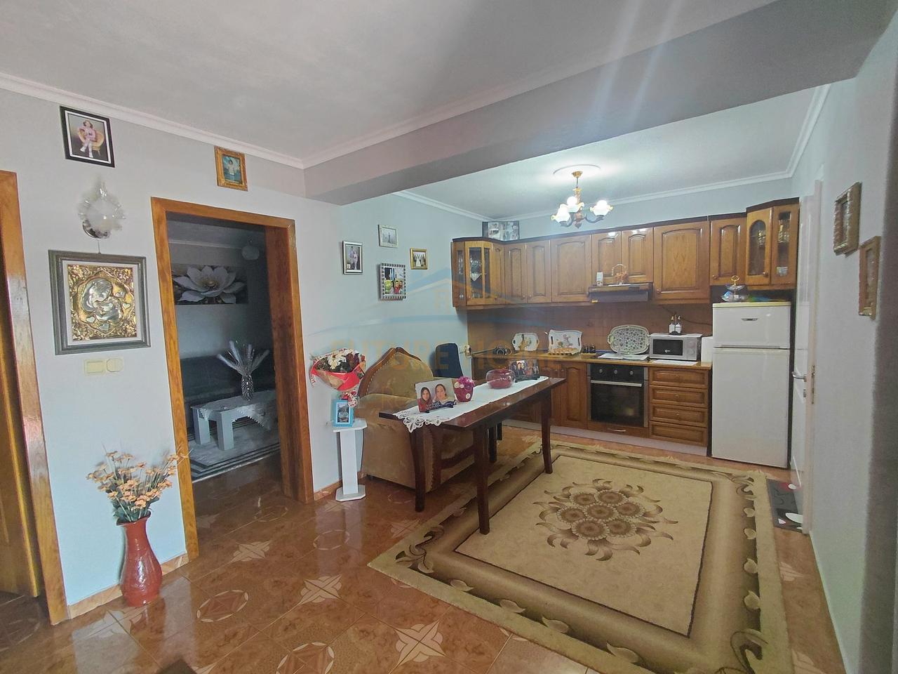 Shitet , Shtëpi Private + Truall +  Tokë Arë , Podgorie ,Maliq