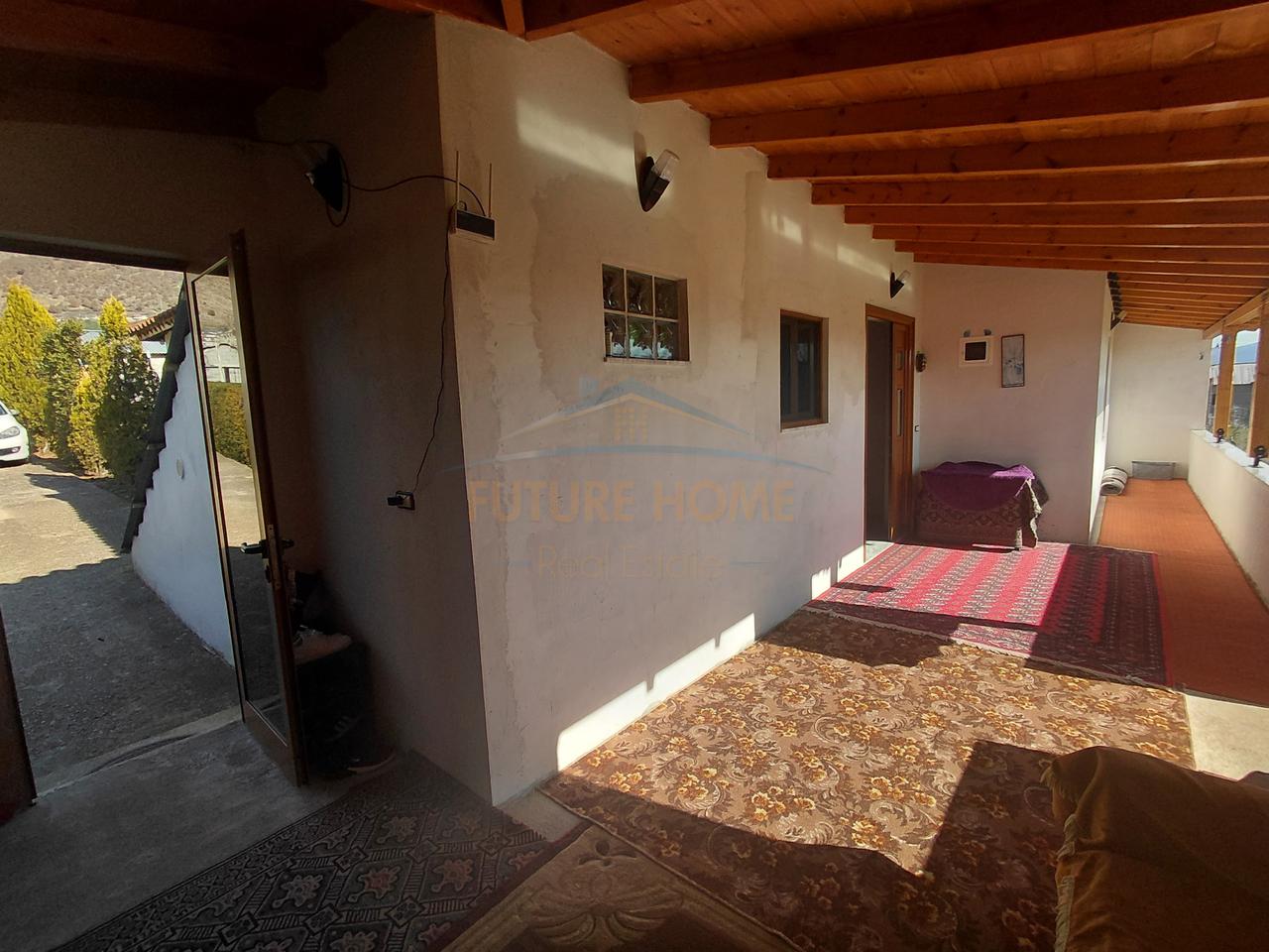 Shitet , Shtëpi Private + Truall +  Tokë Arë , Podgorie ,Maliq