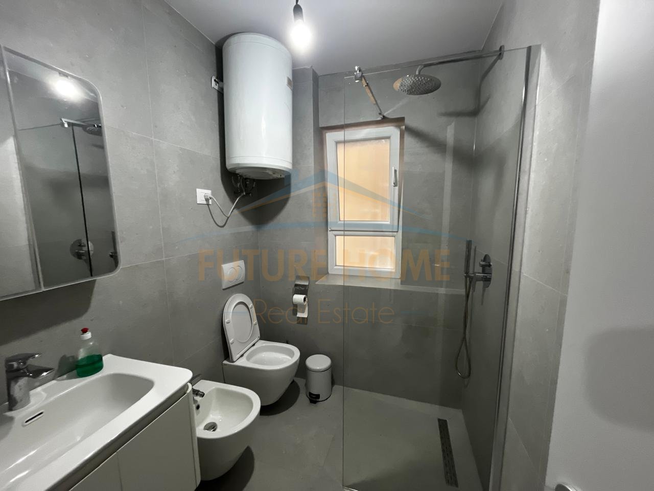 Qera, Ambiente Commerciale, Vicino al Nuovo Ospedale Maternità, Viale Giovanna d'Arco, Tirana.