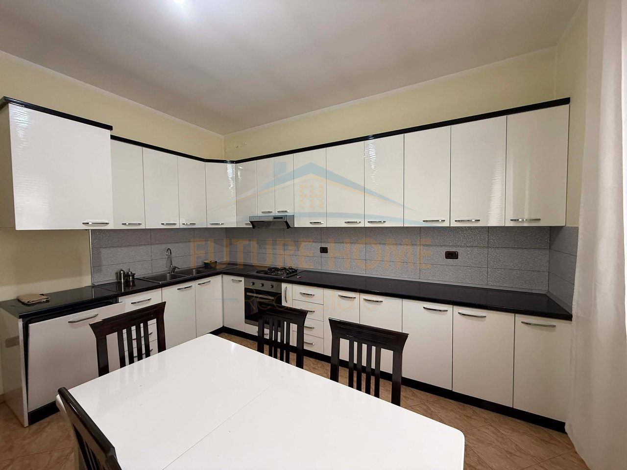 Qera, Shtëpi Private 2+1 + 2 Vende Parkimi, Rruga “Ferhat Draga”, Laprakë