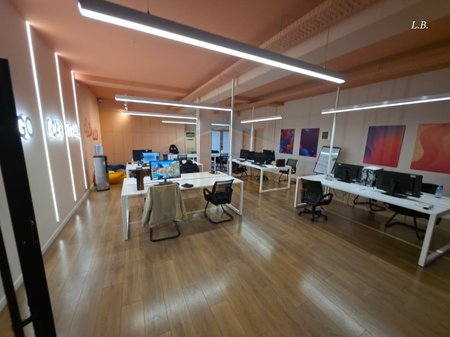 Qera, Ambjent Biznesi, Koumuna e Parisit,Tirane.