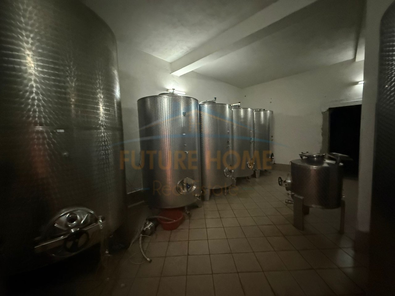 In vendita, Edificio + Fabbrica (Cantina), Zona Industriale - Quartiere 13, Korçë