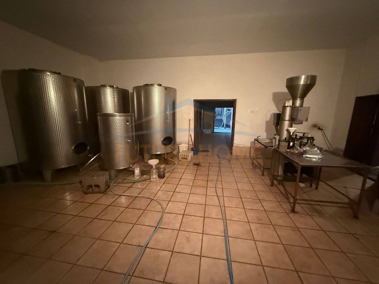 In vendita, Edificio + Fabbrica (Cantina), Zona Industriale - Quartiere 13, Korçë