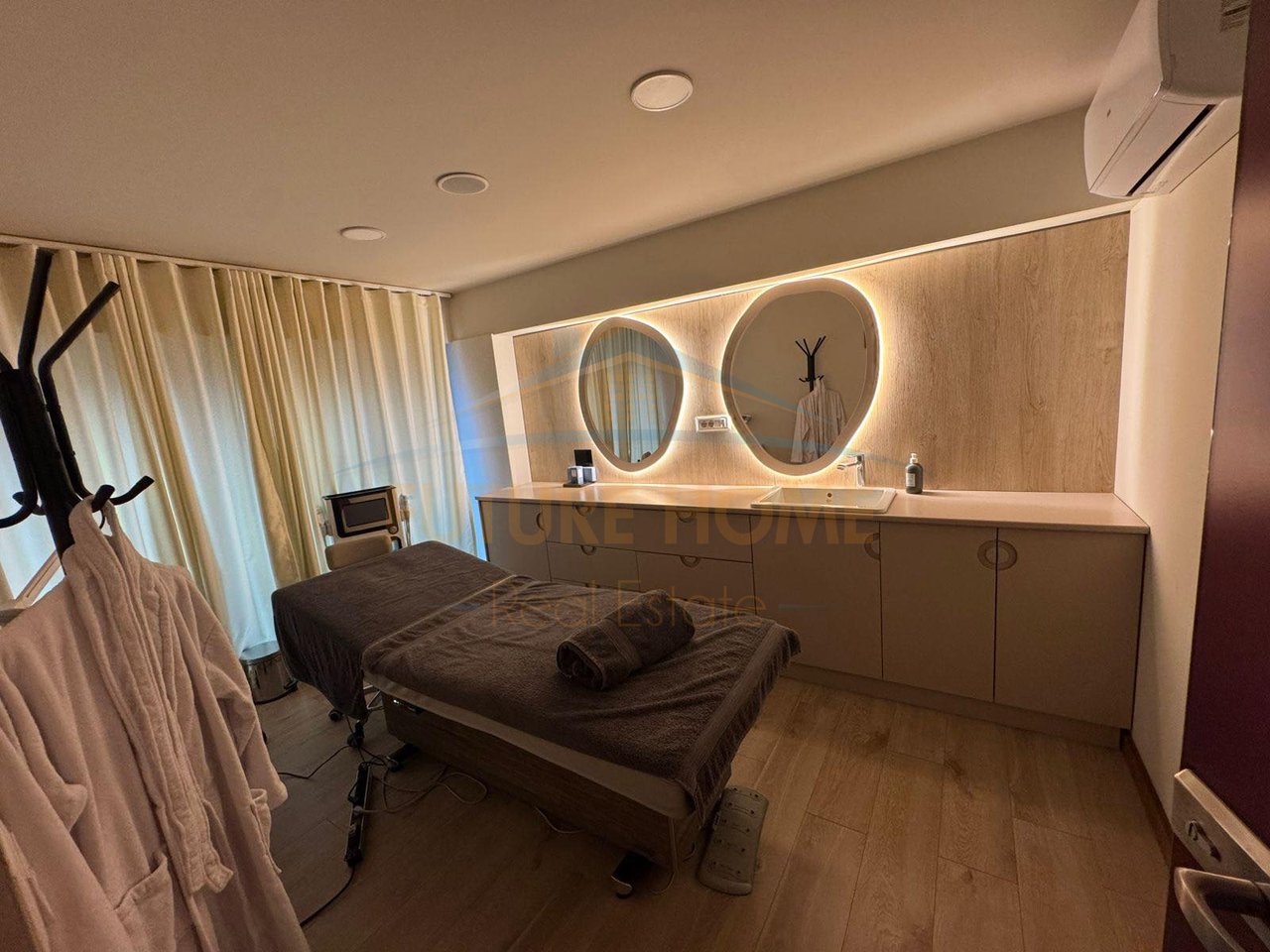 For sale, Business Premises, Square 21