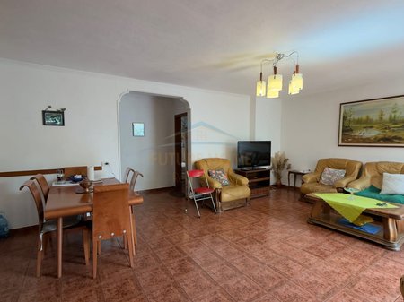 Shitet, Apartament 2+1, Zogu Zi