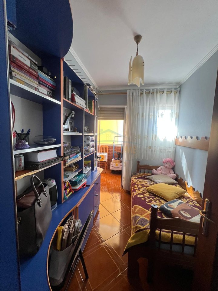 Shitet, Apartament 2+1, Komuna e Parisit, Tirane