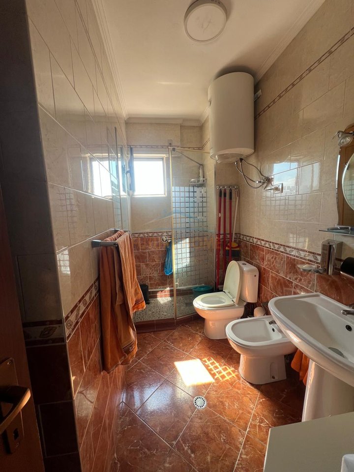 Shitet, Apartament 2+1, Komuna e Parisit, Tirane