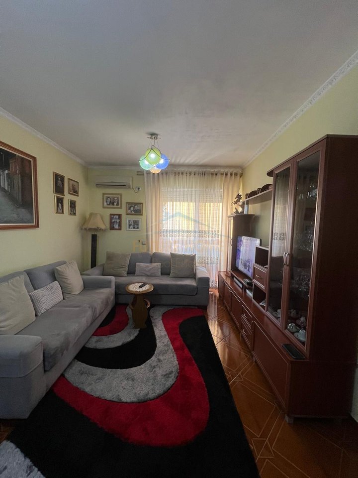 Shitet, Apartament 2+1, Komuna e Parisit, Tirane