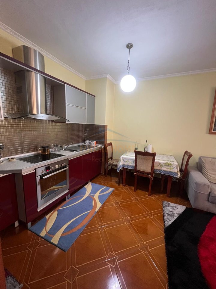 Shitet, Apartament 2+1, Komuna e Parisit, Tirane