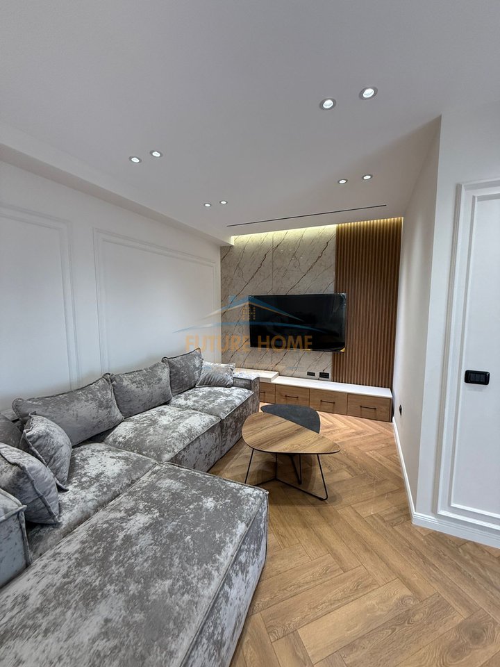 Shitet , Apartament 2+1+ Garderob, Bulevardi Bajram Curri, Tiranë.