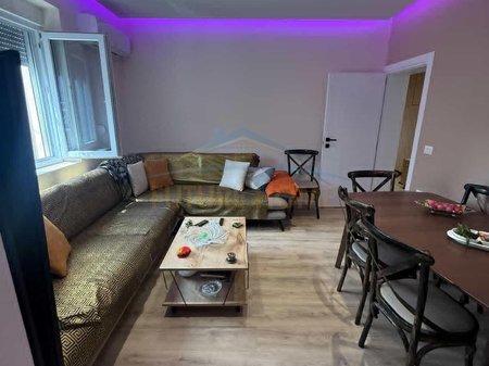 Shitet, Apartament 1+1 Kombinat, Tirane.