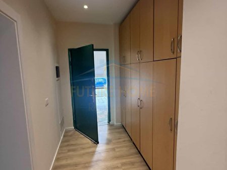 Shitet, Apartament 1+1 Kombinat, Tirane.