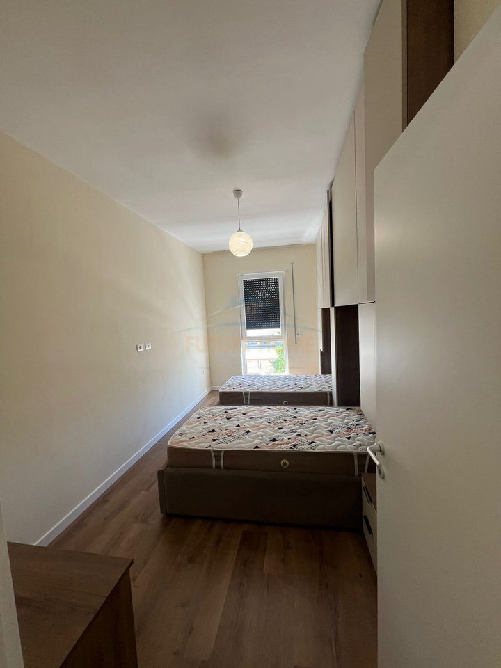 Qera Apartament 2+1+2+Post, Rruga 5 Maji, Tiranë