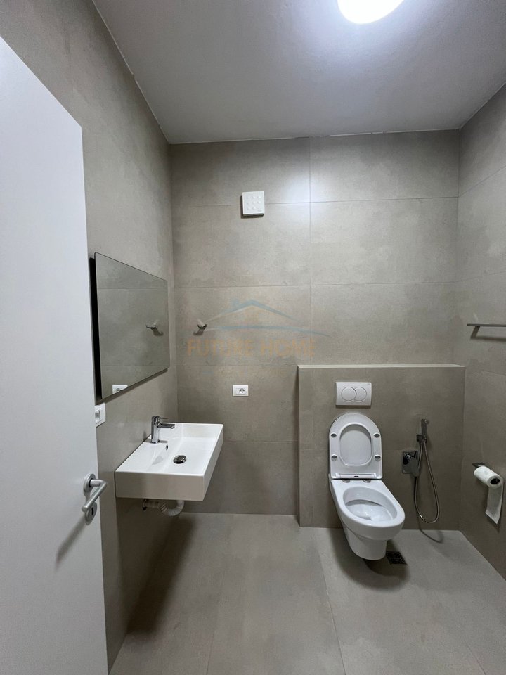 Qera Apartament 2+1+2+Post, Rruga 5 Maji, Tiranë