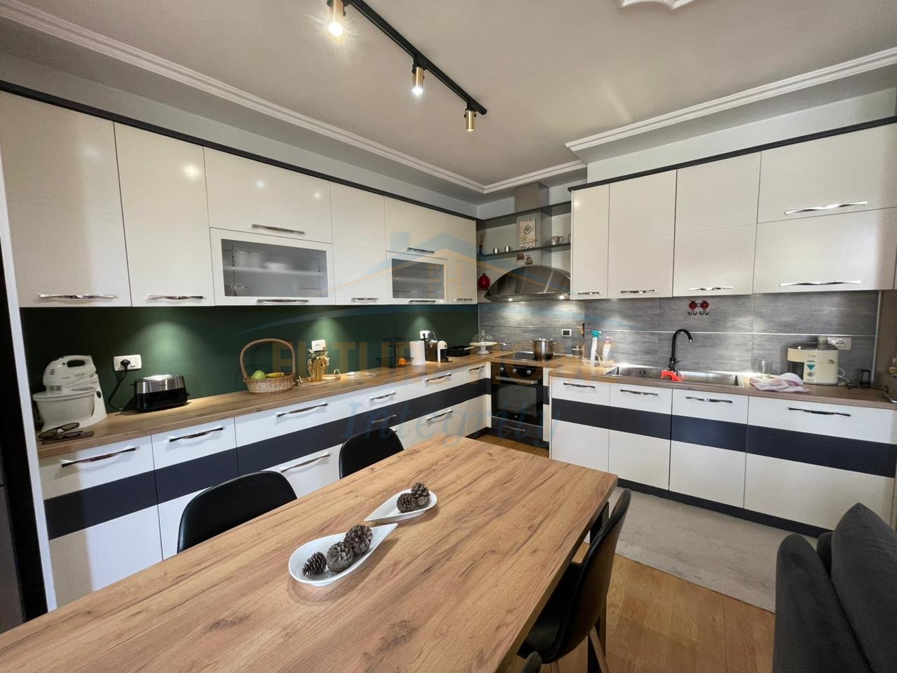 Shitet, Apartament 3+1+2, Fresk, Tiranë.