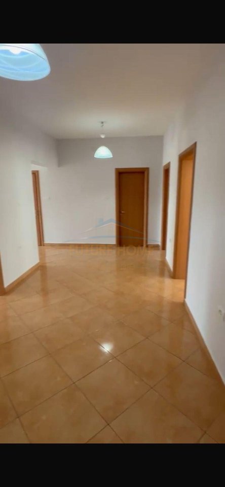 Rent, 3rd Floor of a Villa, Kavaja Street