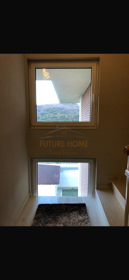 In vendita, Villa Super Investita, Bërzhitë