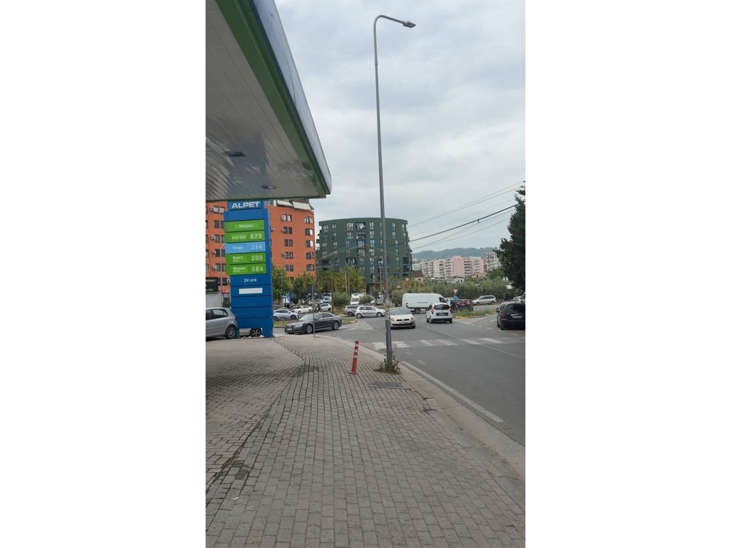 Qera, Godinë Biznesi, Rrotondo Yzberisht.