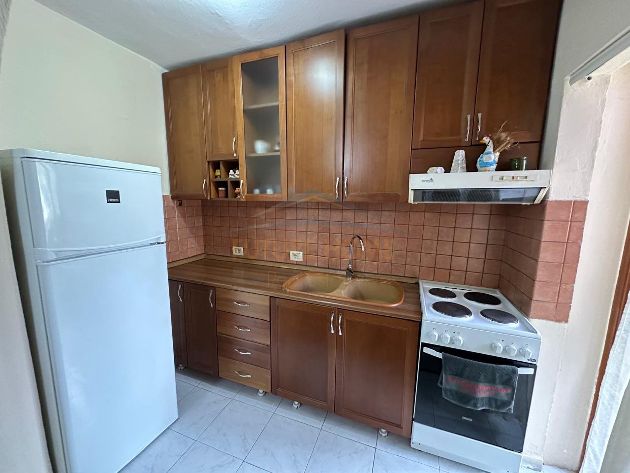 Shitet, Apartament 1+1 Rruga e Elbasanit, Tiranë.