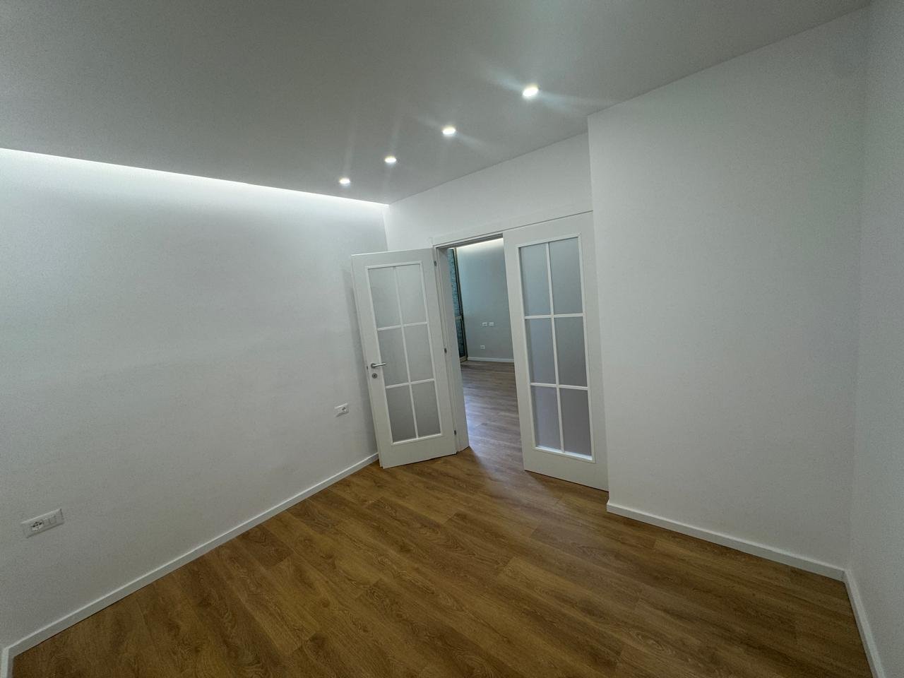 Shitet ,Apartament 1+1, Komuna e Parisit, Tirane
