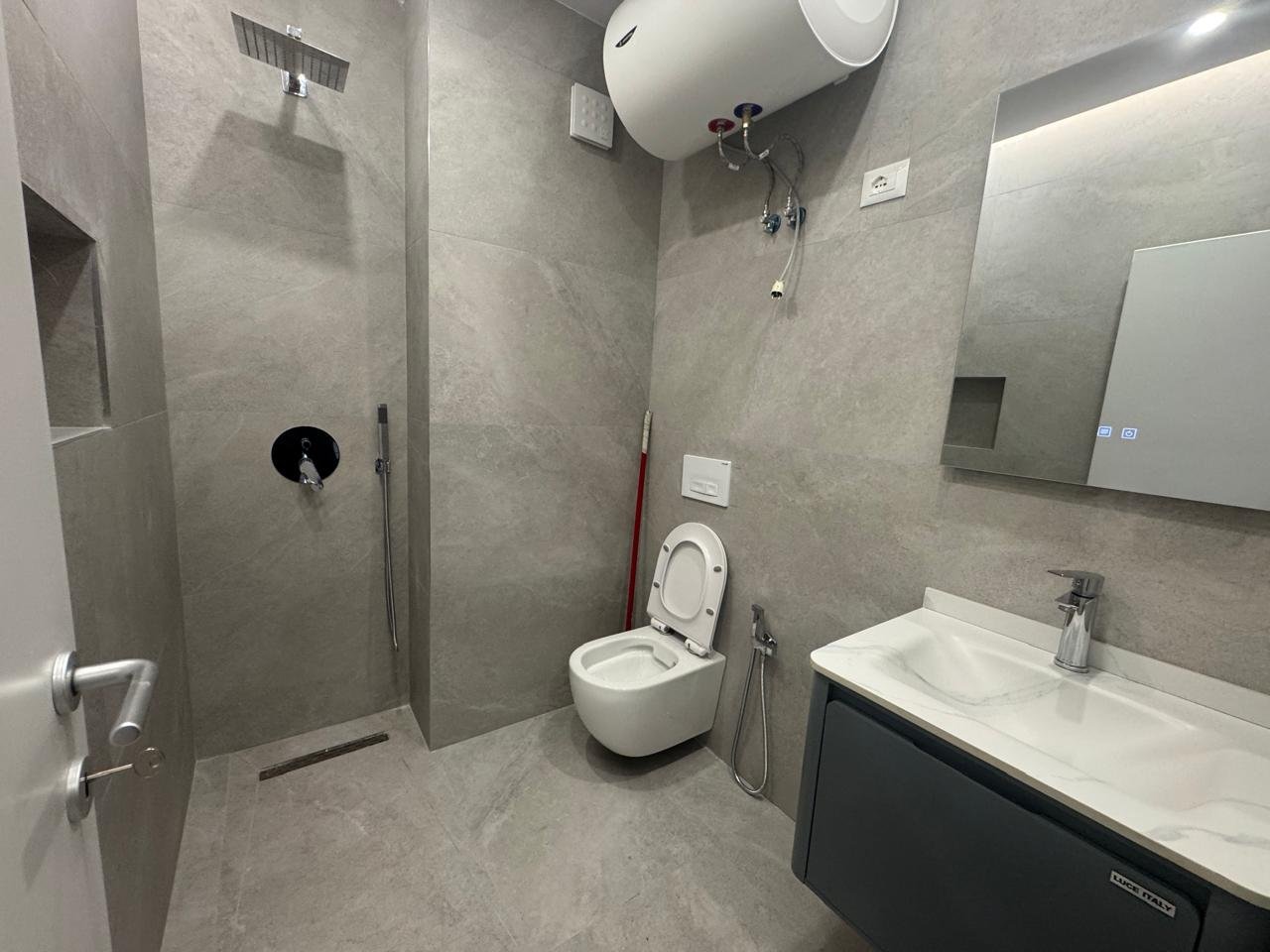 Shitet ,Apartament 1+1, Komuna e Parisit, Tirane