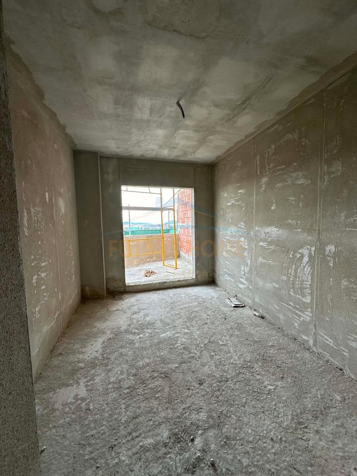 Shitet Apartament 3+1+2 në Kompleksin Aluna