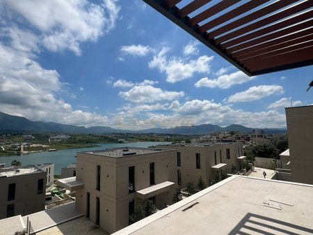 Shitet Vilë 3-katëshe, Liqeni i Farkës, Tiranë.