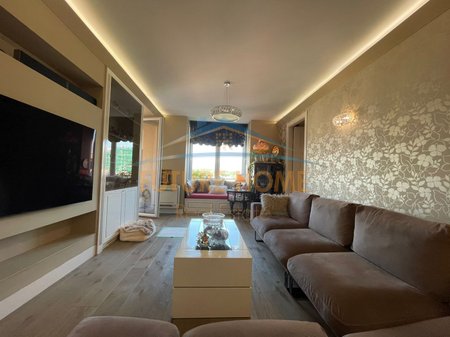 Shitet, Apartament 3+1, Komuna e Parisit, Tiranë.