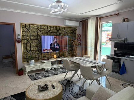 Shitet, Apartament 2+1+2, Fresk