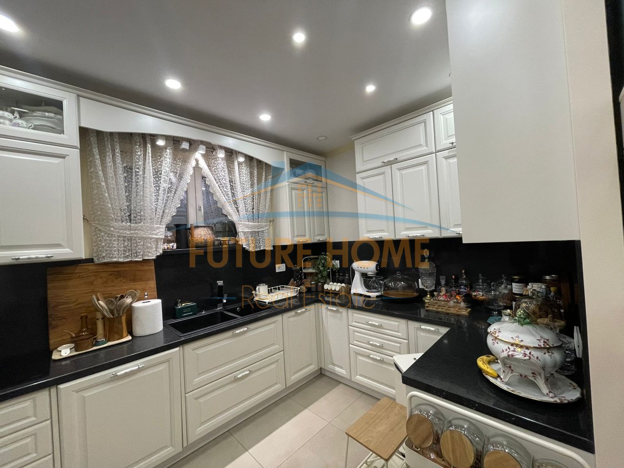 Shitet, Apartament 3+1, Komuna e Parisit, Tiranë.