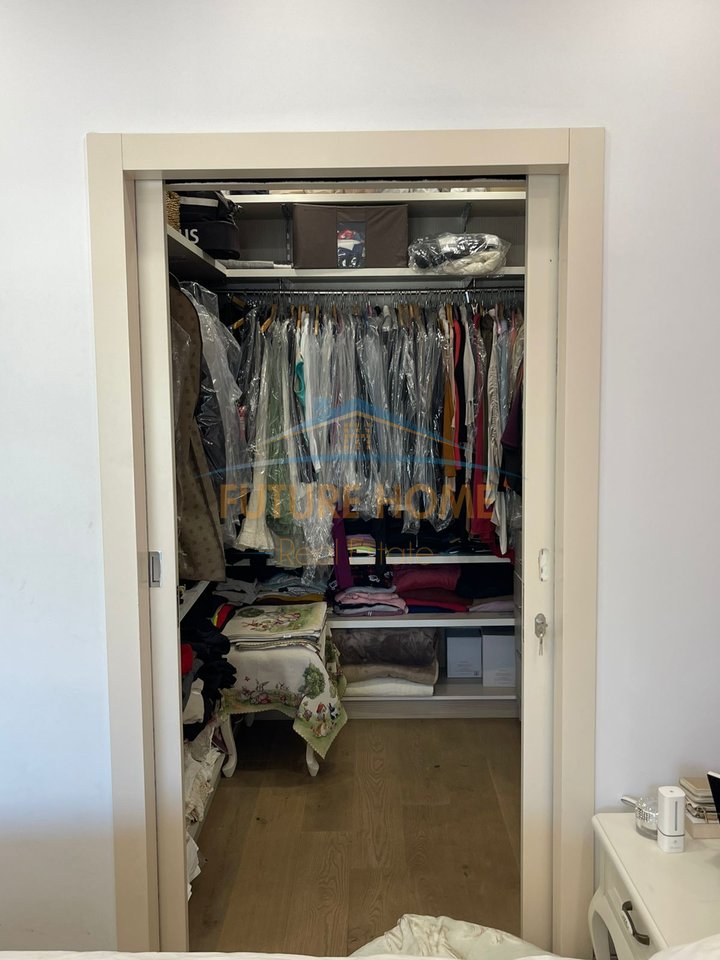 Shitet, Apartament 3+1, Komuna e Parisit, Tiranë.