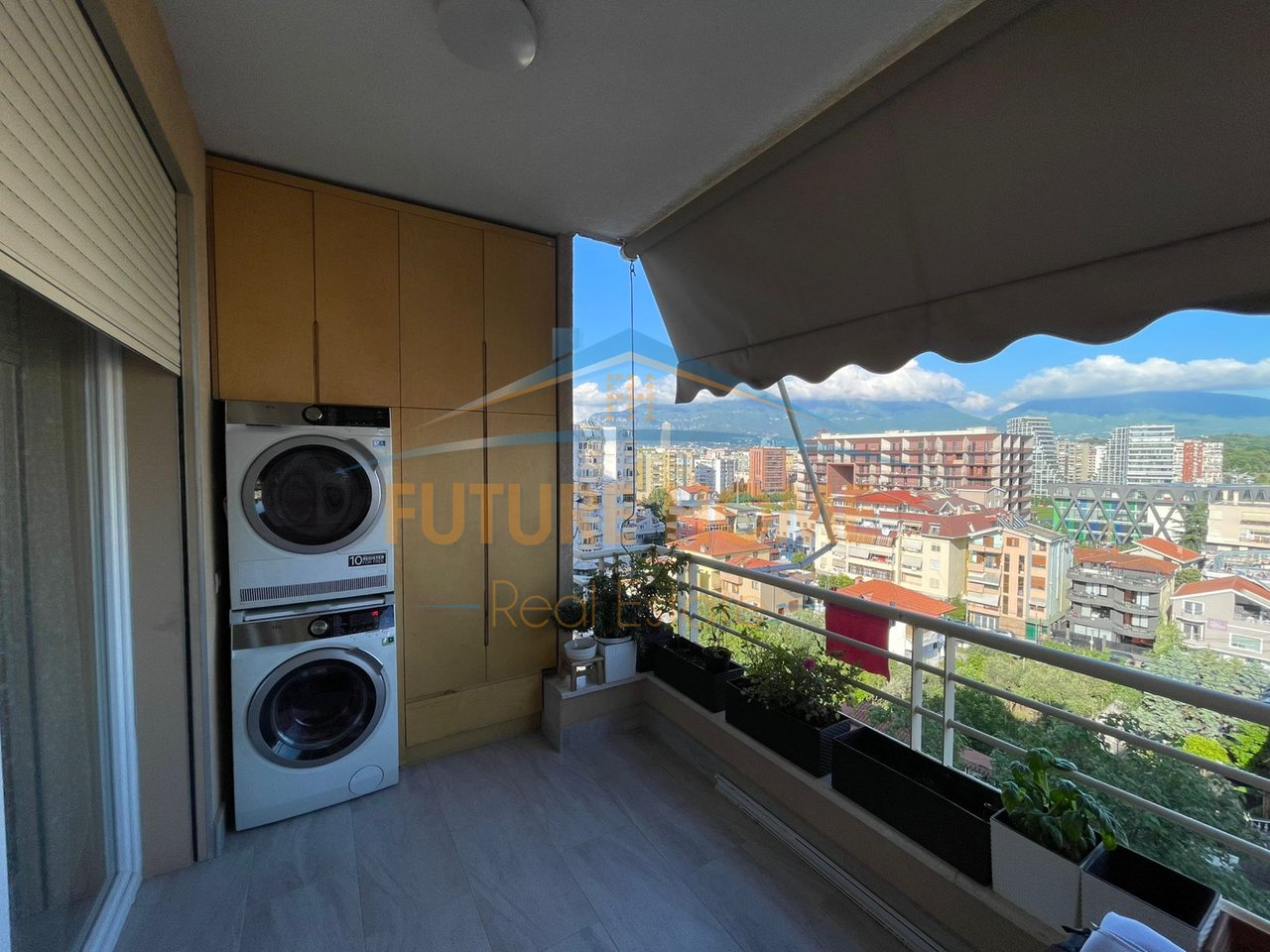 Shitet, Apartament 3+1, Komuna e Parisit, Tiranë.