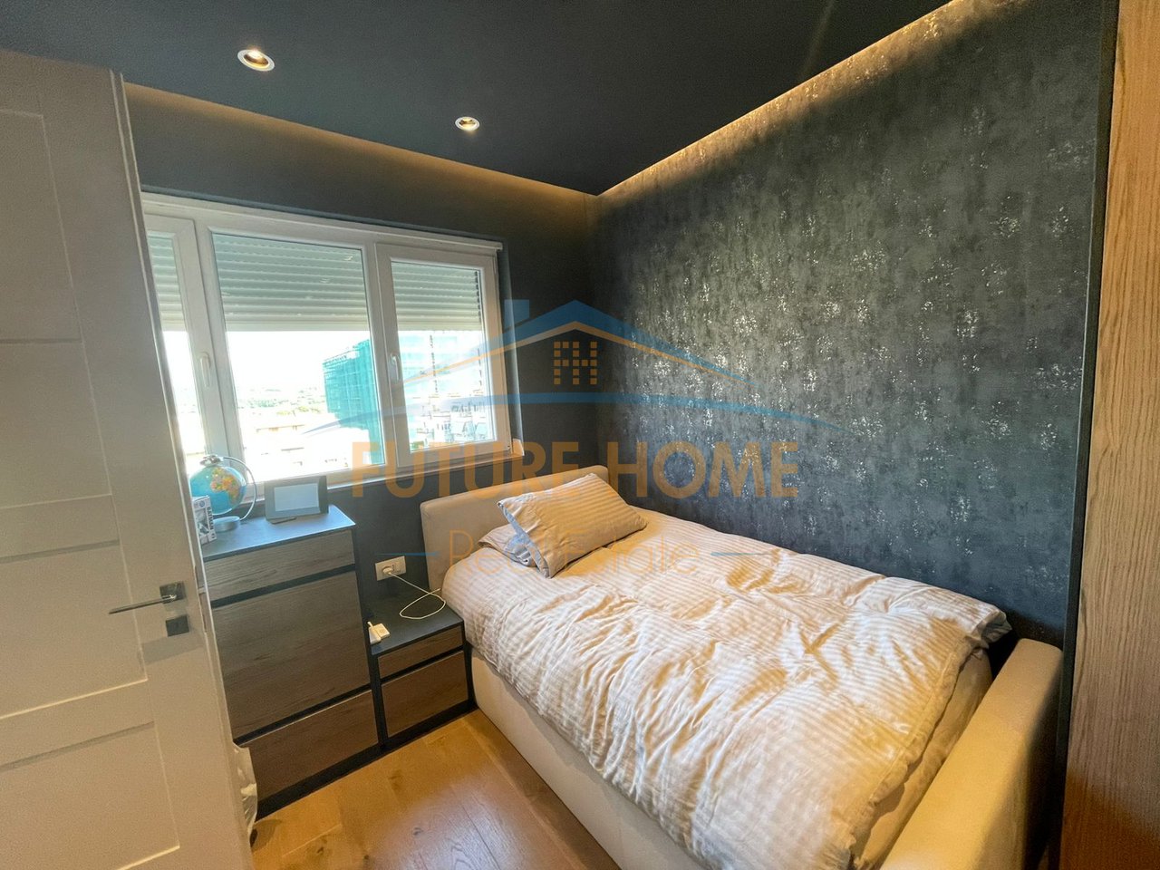 Shitet, Apartament 3+1, Komuna e Parisit, Tiranë.