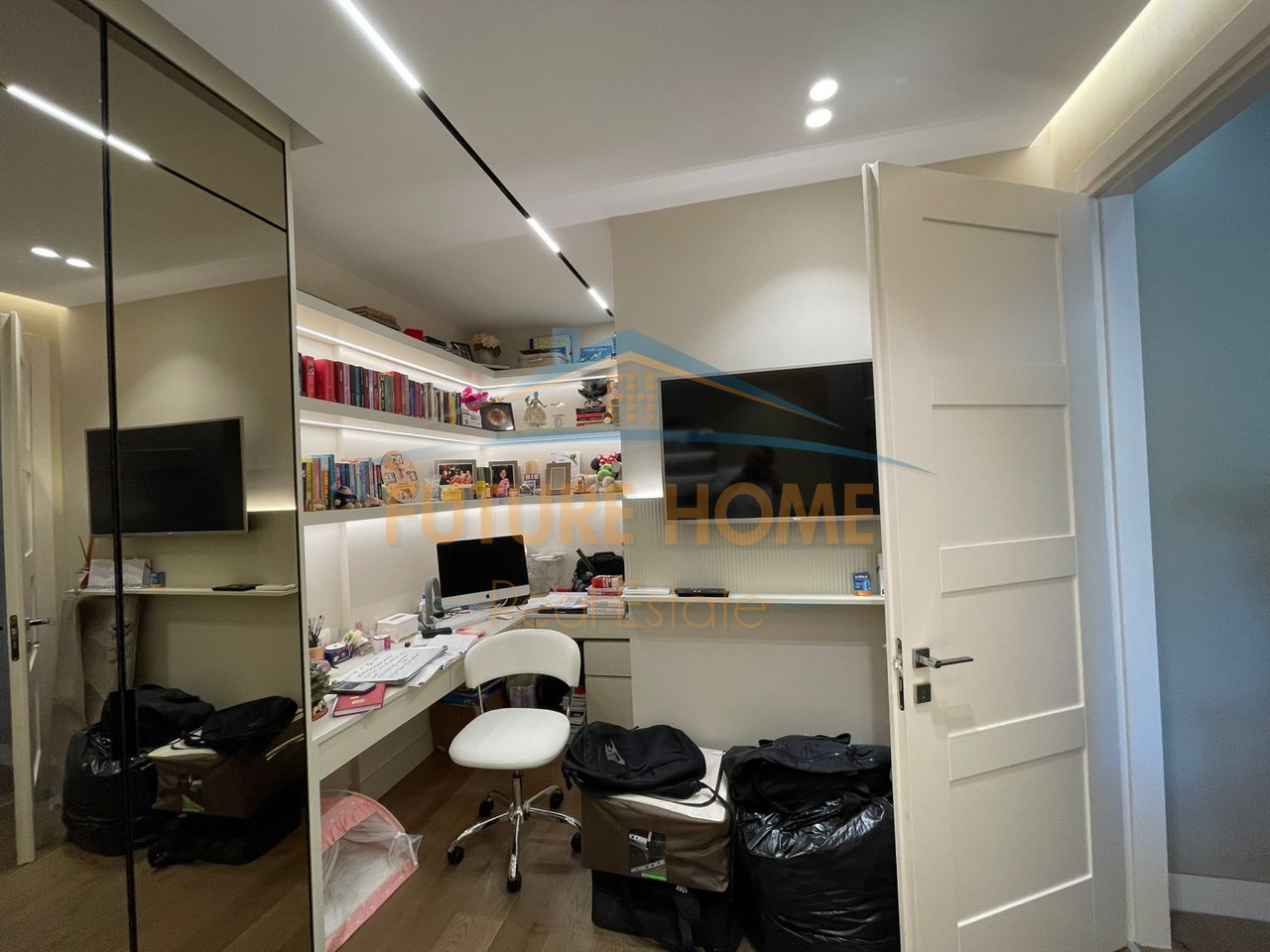 Shitet, Apartament 3+1, Komuna e Parisit, Tiranë.